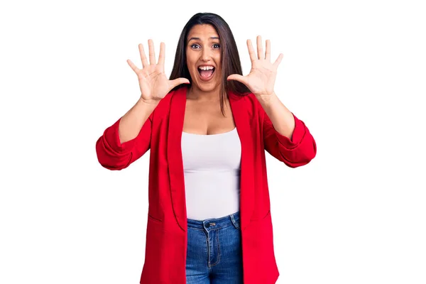 Jong Mooi Brunette Vrouw Dragen Elegante Kleding Tonen Wijzen Omhoog — Stockfoto