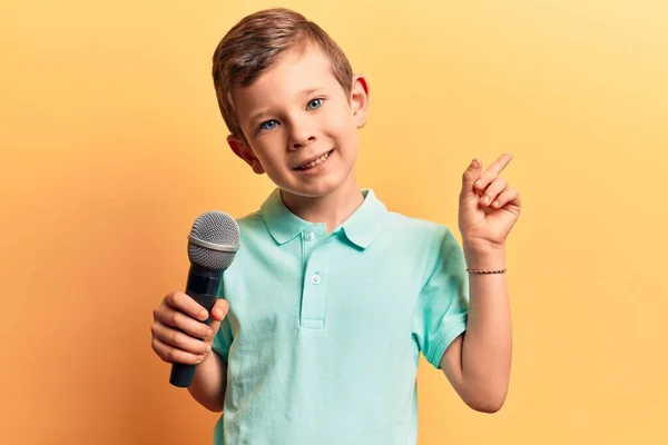 Şirin Sarışın Çocuk Mikrofon Kullanarak Şarkı Söylüyor Gülümsüyor Mutlu Bir — Stok fotoğraf