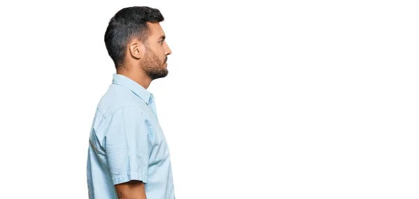 Bonito Homem Hispânico Vestindo Roupas Casuais Olhando Para Lado Relaxe — Fotografia de Stock