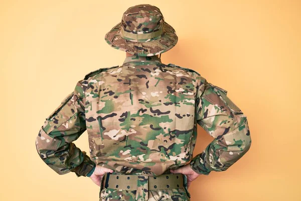 Joven Hombre Caucásico Vistiendo Uniforme Camuflaje Ejército Pie Hacia Atrás —  Fotos de Stock