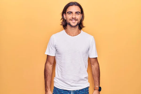 Homem Bonito Jovem Vestindo Roupas Casuais Com Sorriso Feliz Legal — Fotografia de Stock