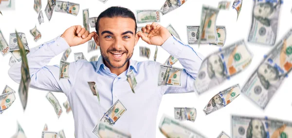 Homem Bonito Jovem Vestindo Roupas Negócios Sorrindo Puxando Orelhas Com — Fotografia de Stock