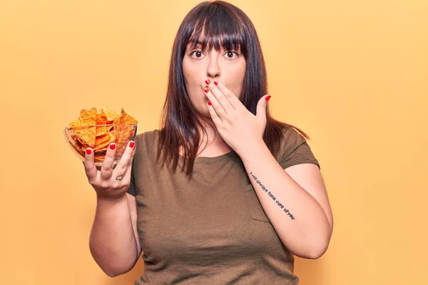 Joven Mujer Más Tamaño Sosteniendo Nachos Papas Fritas Cubriendo Boca — Foto de Stock