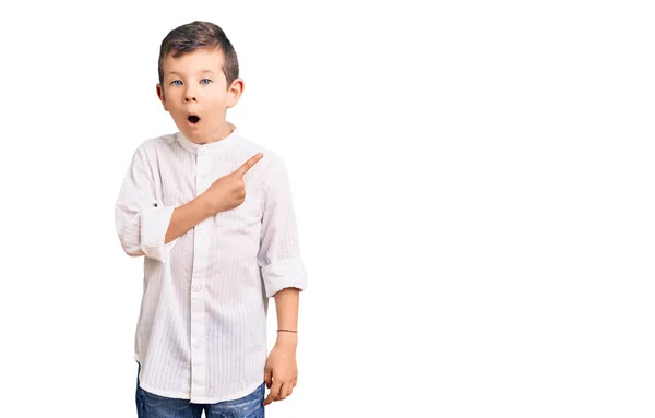 Nettes Blondes Kind Elegantem Hemd Überrascht Zeigt Mit Dem Finger — Stockfoto