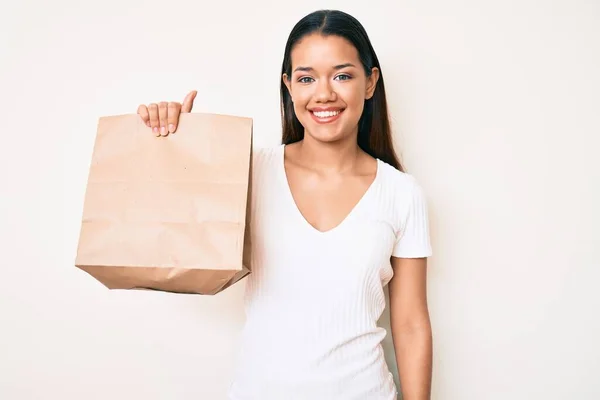 Jovem Bela Menina Latina Segurando Tirar Saco Papel Olhando Positivo — Fotografia de Stock