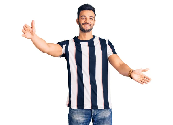 Homem Hispânico Bonito Jovem Vestindo Tshirt Listrada Olhando Para Câmera — Fotografia de Stock