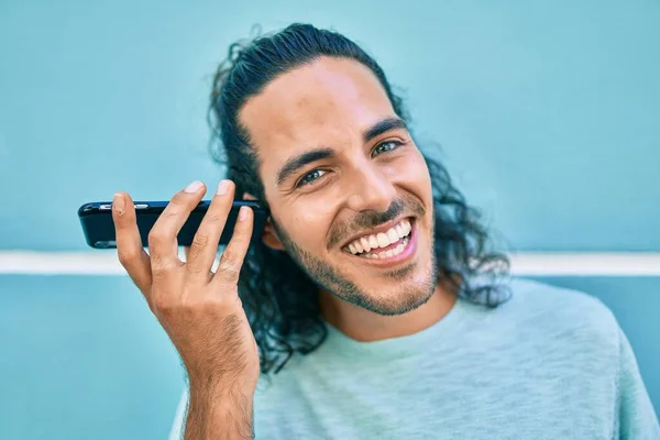 Junger Hispanischer Mann Lächelt Fröhlich Und Spricht Auf Dem Die — Stockfoto