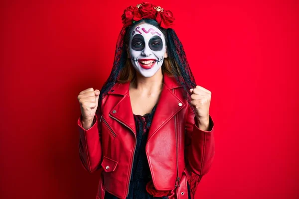 Mulher Vestindo Dia Traje Morto Sobre Vermelho Comemorando Surpreso Espantado — Fotografia de Stock