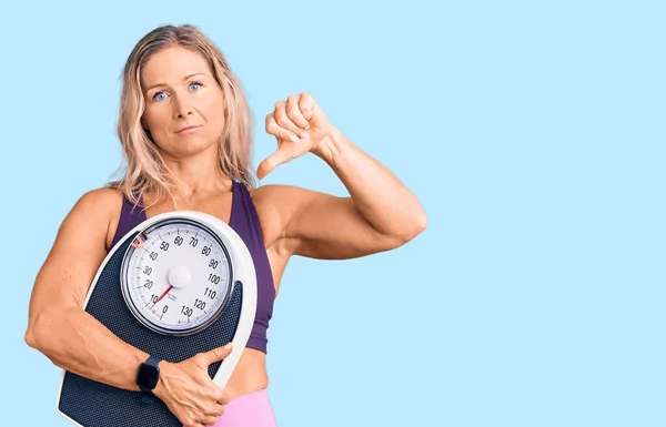 Middelbare Leeftijd Fit Blonde Vrouw Dragen Sportkleding Houden Weegmachine Met — Stockfoto