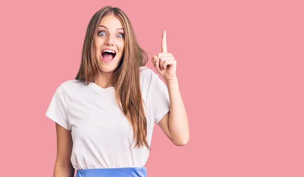 Jonge Mooie Blonde Vrouw Draagt Zomer Stijl Wijzen Vinger Omhoog — Stockfoto