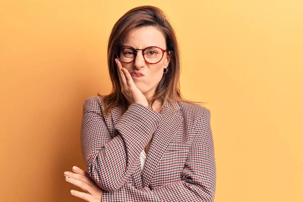 Joven Hermosa Mujer Con Ropa Negocios Gafas Pensando Que Cansado — Foto de Stock