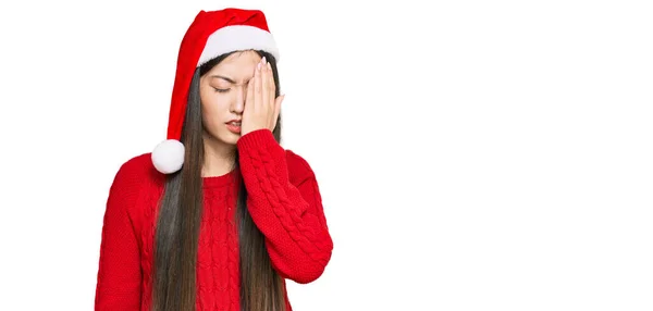 Joven Mujer China Con Sombrero Navidad Bostezando Cansado Cubriendo Media —  Fotos de Stock