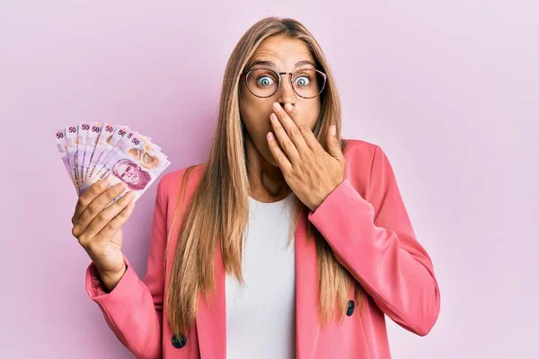 Jovem Loira Vestindo Estilo Negócios Segurando Pesos Mexicanos Cobrindo Boca — Fotografia de Stock