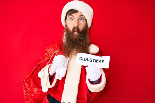 Knappe Jonge Roodharige Man Met Lange Baard Kerstman Kostuum Met — Stockfoto