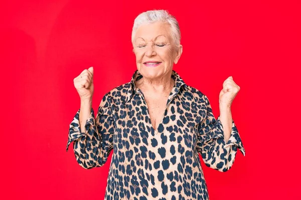 Senior Bella Donna Con Gli Occhi Azzurri Capelli Grigi Indossa — Foto Stock