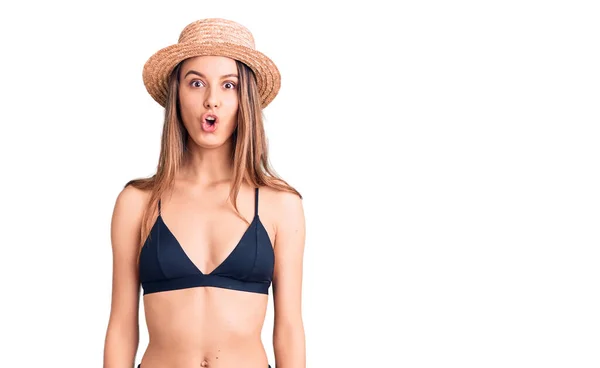 Jeune Belle Fille Portant Bikini Chapeau Peur Choqué Par Expression — Photo