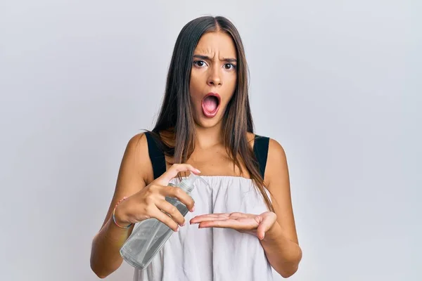 Giovane Donna Ispanica Utilizzando Gel Disinfettante Mani Faccia Shock Cercando — Foto Stock