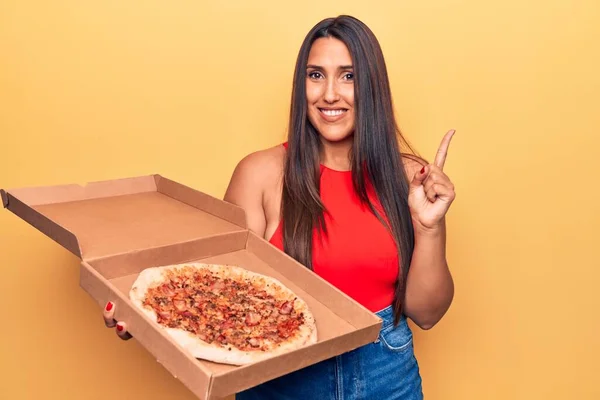Ung Vacker Brunett Kvinna Håller Leverans Låda Med Italiensk Pizza — Stockfoto