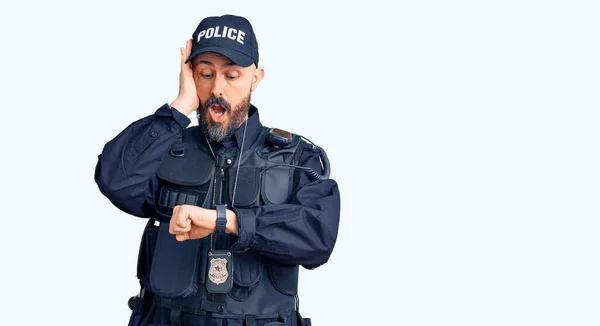 Ung Stilig Man Klädd Polisuniform Tittar Klockan Tid Orolig Rädd — Stockfoto