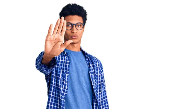 Gündelik Kıyafetler Gözlük Takan Genç Afro Amerikan Adam Avucuyla Şarkı — Stok fotoğraf