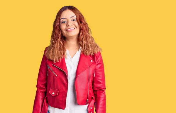 Junge Lateinamerikanische Frau Roter Lederjacke Sieht Positiv Und Glücklich Stehend — Stockfoto