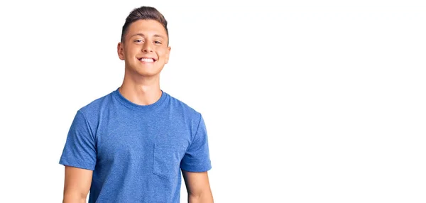 Ung Stilig Hispanic Man Bär Casual Kläder Ser Positiv Och — Stockfoto