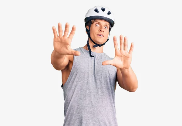 Молодой Красивый Мужчина Велосипедном Шлеме Испуганный Напуганный Страхом Прекращает Жестикулировать — стоковое фото