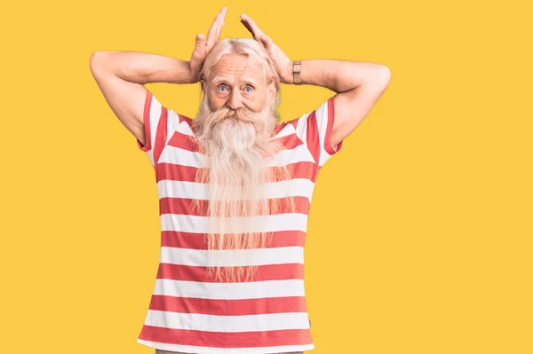 Viejo Hombre Mayor Con Pelo Gris Barba Larga Con Camiseta —  Fotos de Stock