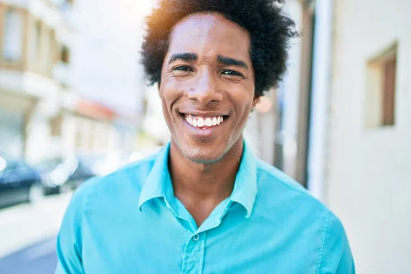 Joven Hombre Afroamericano Guapo Vistiendo Ropa Casual Sonriendo Feliz Pie —  Fotos de Stock