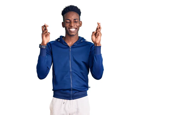 Młody Afrykański Amerykanin Ubrany Odzież Sportową Trzymający Kciuki Uśmiechnięty Nadzieją — Zdjęcie stockowe