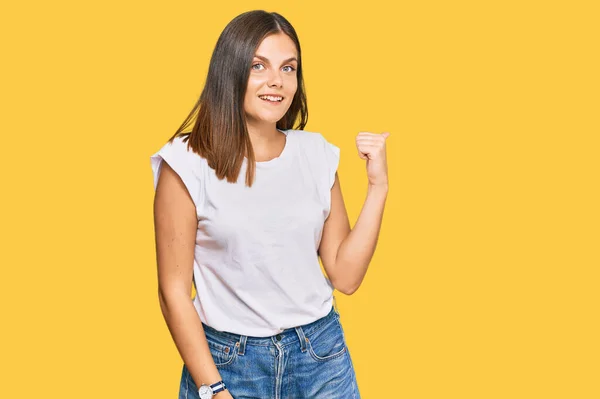 Jovem Caucasiana Vestindo Camiseta Branca Casual Sorrindo Com Rosto Feliz — Fotografia de Stock