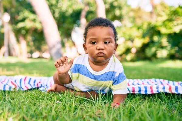 Adorable Niño Afroamericano Sentado Césped Parque — Foto de Stock