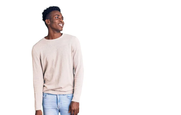 Jovem Afro Americano Vestindo Roupas Casuais Olhando Para Lado Com — Fotografia de Stock