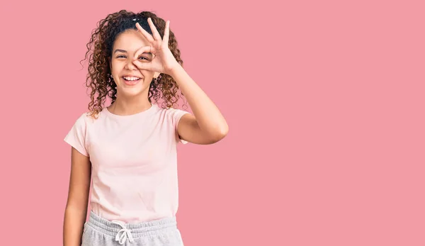 Menina Bonita Criança Com Cabelo Encaracolado Vestindo Roupas Casuais Fazendo — Fotografia de Stock