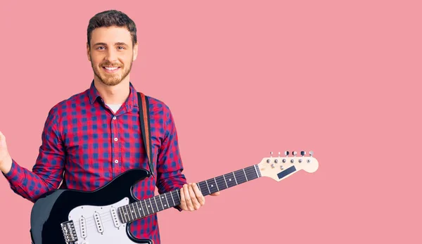 Beau Jeune Homme Avec Ours Jouant Guitare Électrique Souriant Heureux — Photo