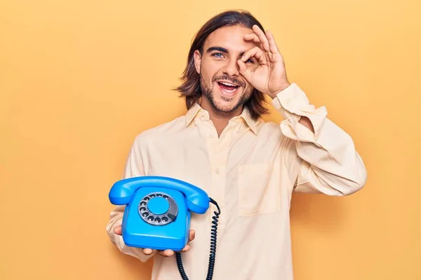 Ung Stilig Man Håller Vintage Telefon Ler Glad Gör Tecken — Stockfoto