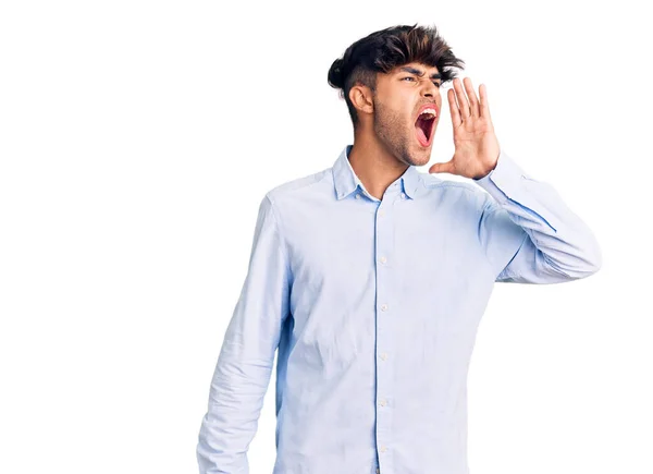 Joven Hombre Hispano Con Camisa Casual Gritando Gritando Fuerte Lado —  Fotos de Stock