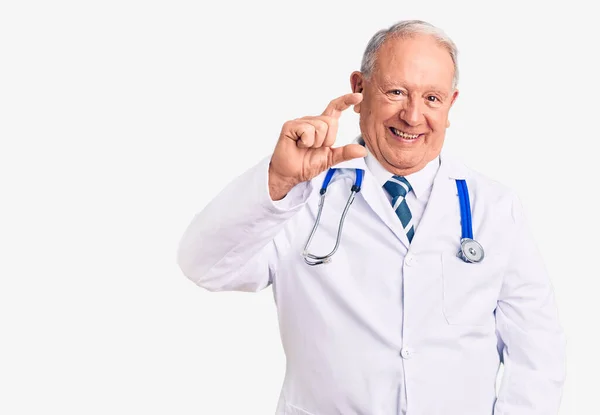 Starszy Przystojny Siwowłosy Mężczyzna Płaszczu Lekarskim Stetoskopie Uśmiechający Się Pewny — Zdjęcie stockowe