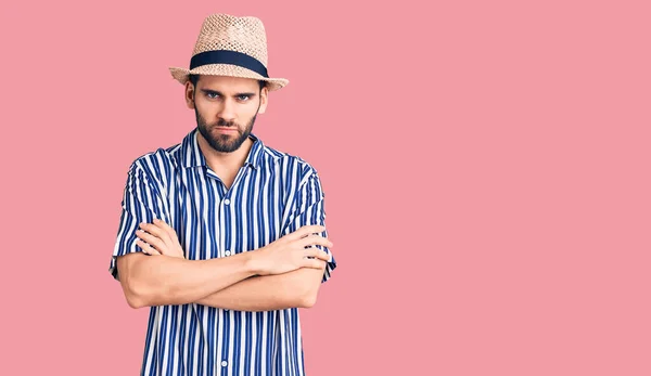 Joven Hombre Guapo Con Barba Con Sombrero Verano Camisa Rayas —  Fotos de Stock