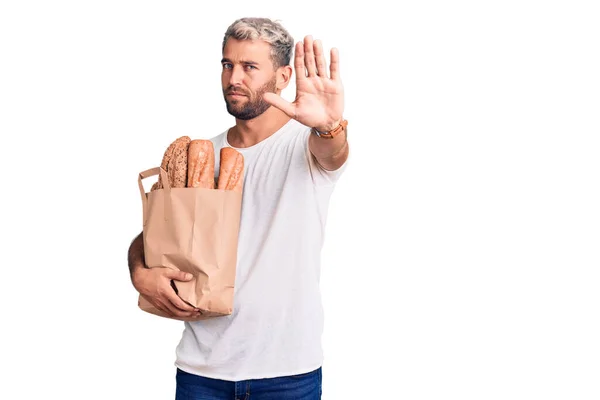 Jovem Homem Loiro Bonito Segurando Saco Papel Com Pão Com — Fotografia de Stock