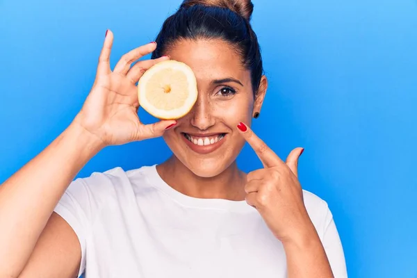 Mladá Krásná Bruneta Žena Drží Plátek Citronu Úsměvem Šťastný Ukazující — Stock fotografie