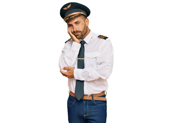 Snygg Man Med Skägg Klädd Flygplan Pilot Uniform Tänkande Ser — Stockfoto