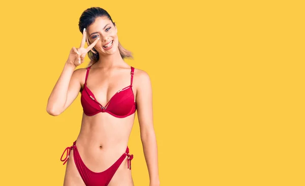 Jeune Belle Femme Portant Bikini Faisant Symbole Paix Avec Les — Photo