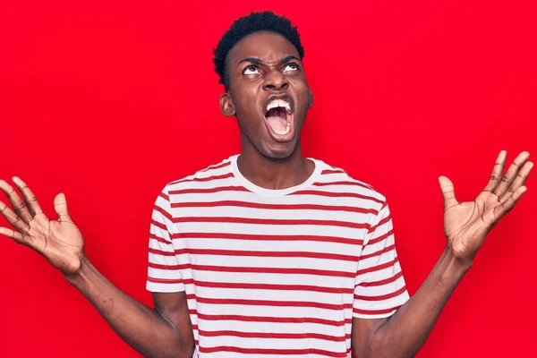 Jovem Afro Americano Vestindo Roupas Casuais Loucas Loucas Gritando Gritando — Fotografia de Stock