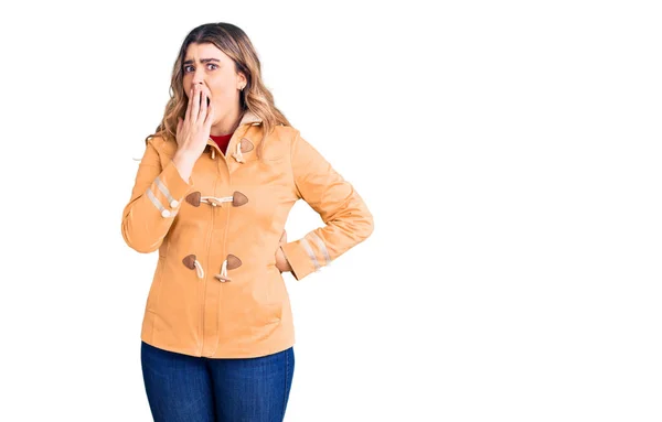 Mujer Joven Caucásica Con Ropa Casual Aburrida Bostezando Cansada Cubriendo —  Fotos de Stock