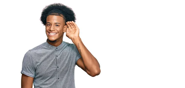 Afroamerikanischer Mann Mit Afro Haaren Lässig Gekleidet Lächelnd Mit Der — Stockfoto