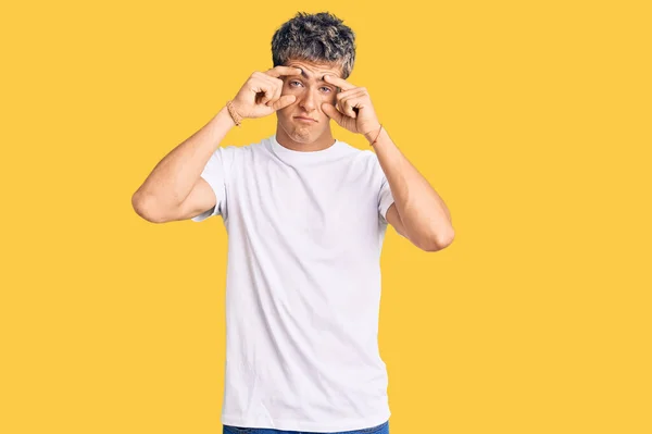 Mladý Pohledný Muž Běžné Bílé Tričko Snaží Otevřít Oči Prsty — Stock fotografie