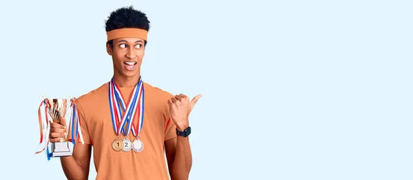 Genç Afrikalı Amerikalı Elinde Şampiyonluk Kupası Olan Madalyalı Bir Adam — Stok fotoğraf