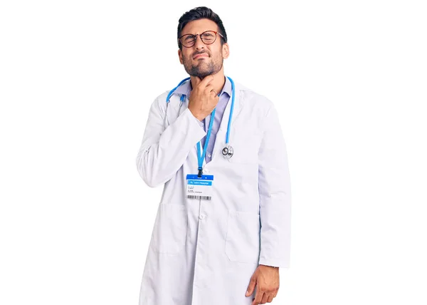 医者の制服を着た若いヒスパニック系の男と痛みを伴う首に触れる聴診器 インフルエンザのための喉の痛み 寒さと感染症 — ストック写真