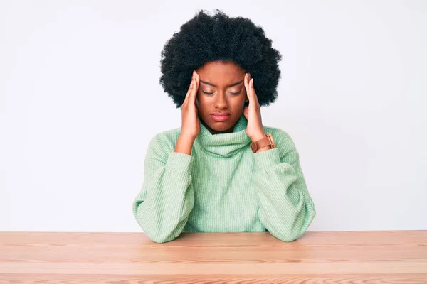 Jovem Afro Americana Vestindo Camisola Inverno Casual Sofrendo Dor Cabeça — Fotografia de Stock